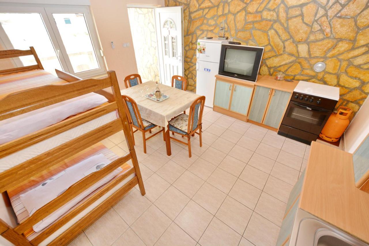 Stefi Apartment Vir